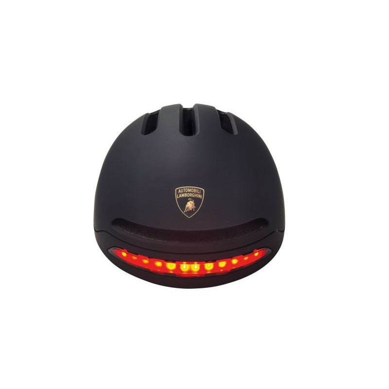 Czarny kask Lamborghini ze złotym logo. Na dole ma czerwone światła. Kask jest na białym tle.