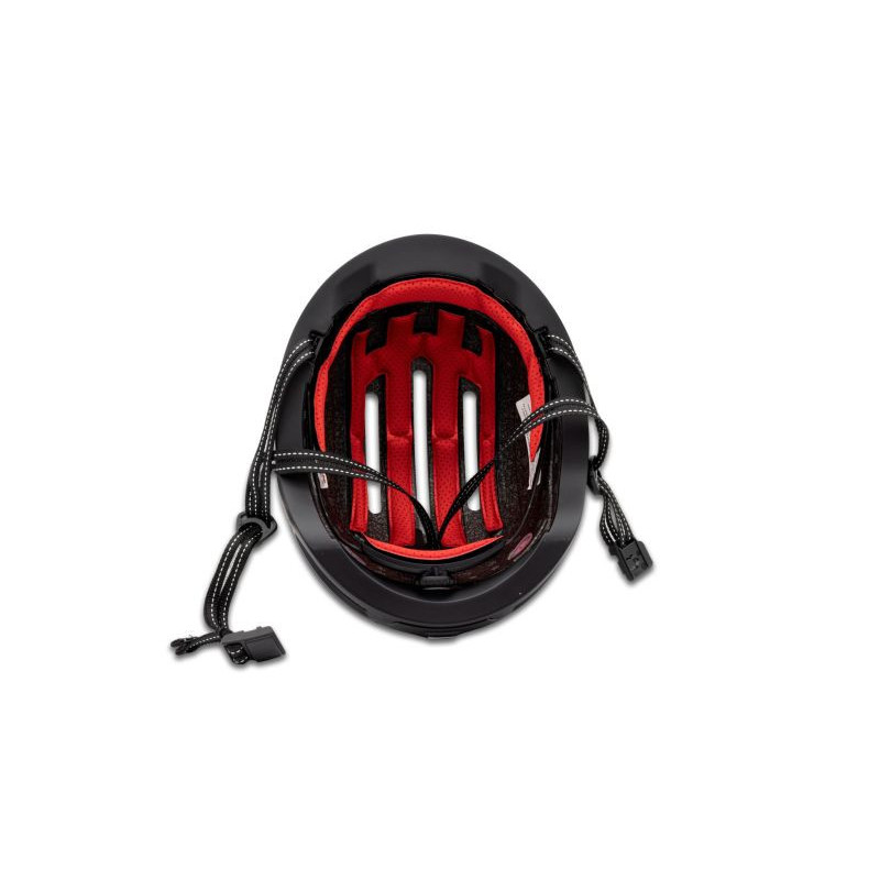 Czarny kask rowerowy, widziany z góry, z czerwonym wnętrzem. Paski są czarno-białe. Kask jest na białym tle.