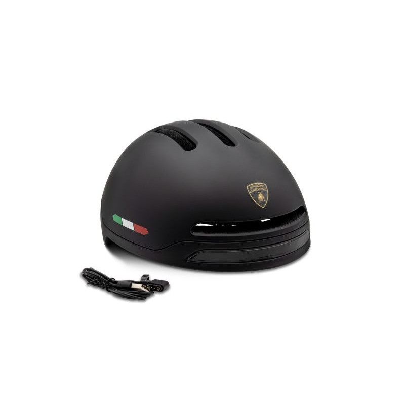 Czarny kask rowerowy Lamborghini z naklejką z włoską flagą i kablem do ładowania. Złote logo z boku. Izolowany na białym tle.