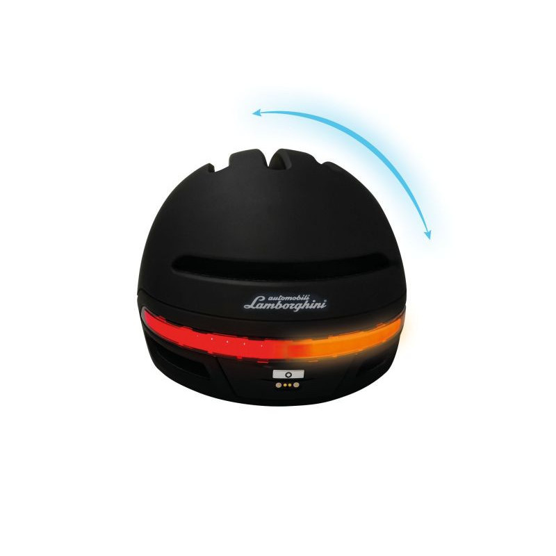 Czarny kask Lamborghini z czerwonymi i pomarańczowymi światłami. Zakrzywiona niebieska strzałka wskazuje na kask. Białe tło.