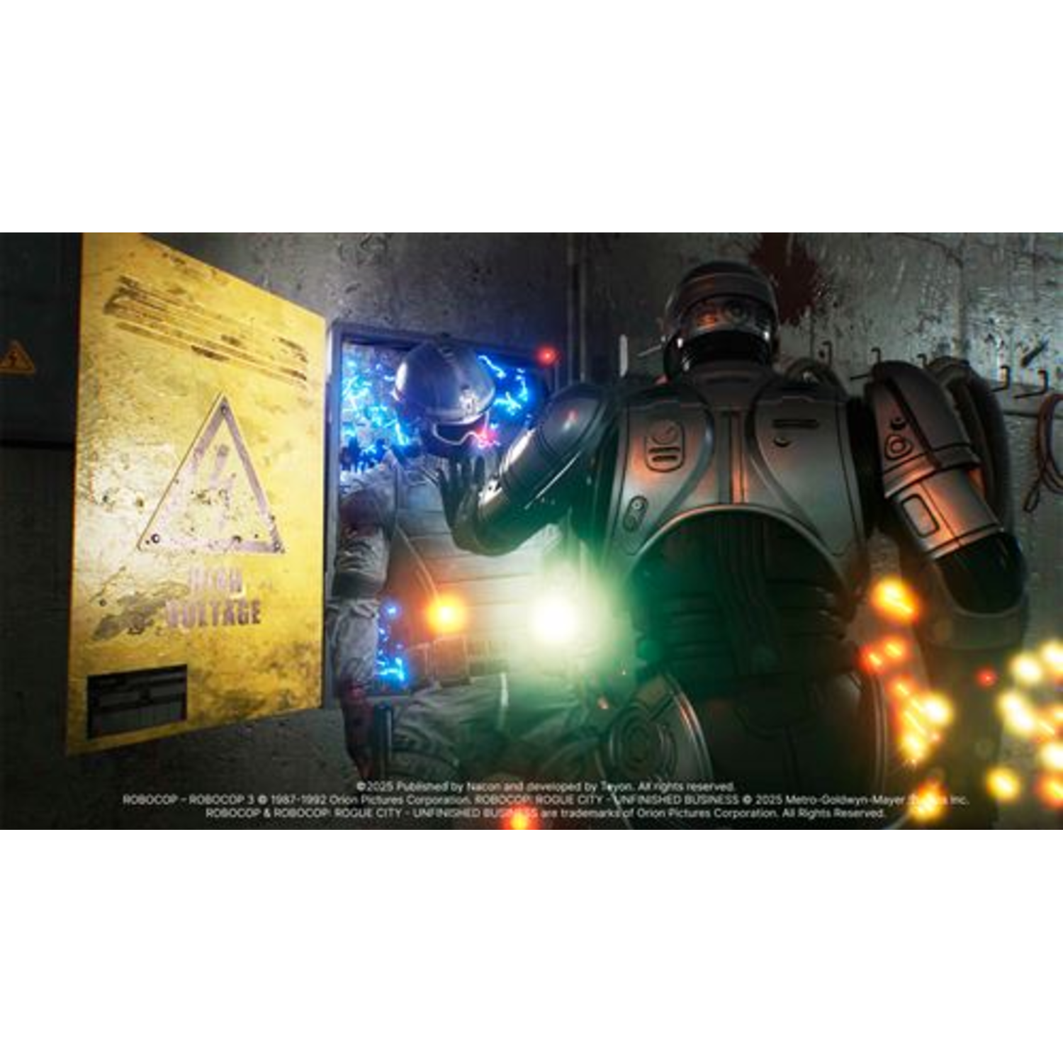 RoboCop in een futuristische setting. Een geel bord waarschuwt voor hoogspanning. Blauwe elektrische flitsen verlichten de scène.