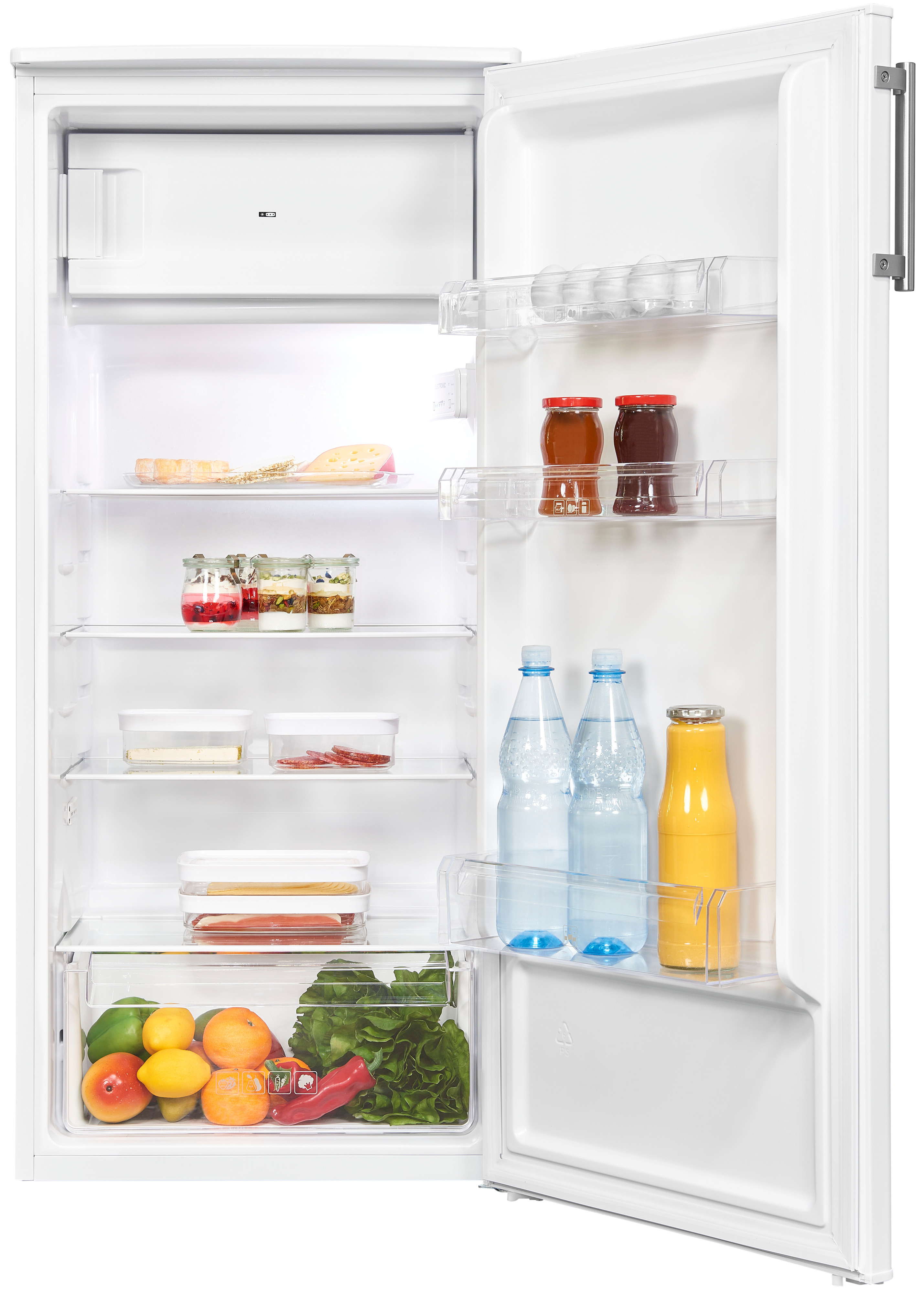 Offener Kühlschrank mit Lebensmitteln gefüllt: Obst, Gemüse, Gläser, Wasserflaschen und Käse. Die Tür ist offen.
