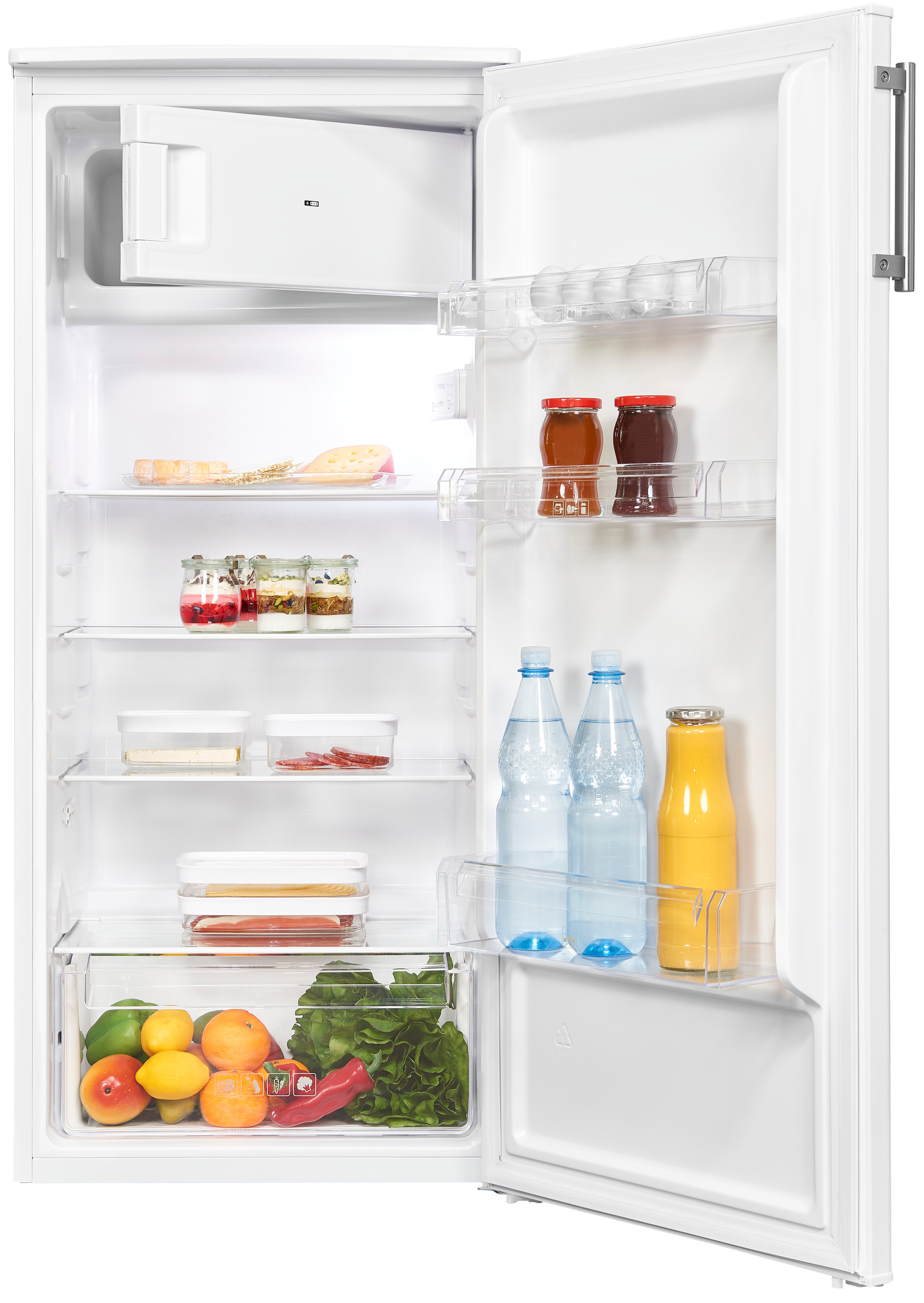 Ein offener Kühlschrank voller Lebensmittel. Er enthält Obst, Gemüse, Gläser, Wasserflaschen und andere Artikel.