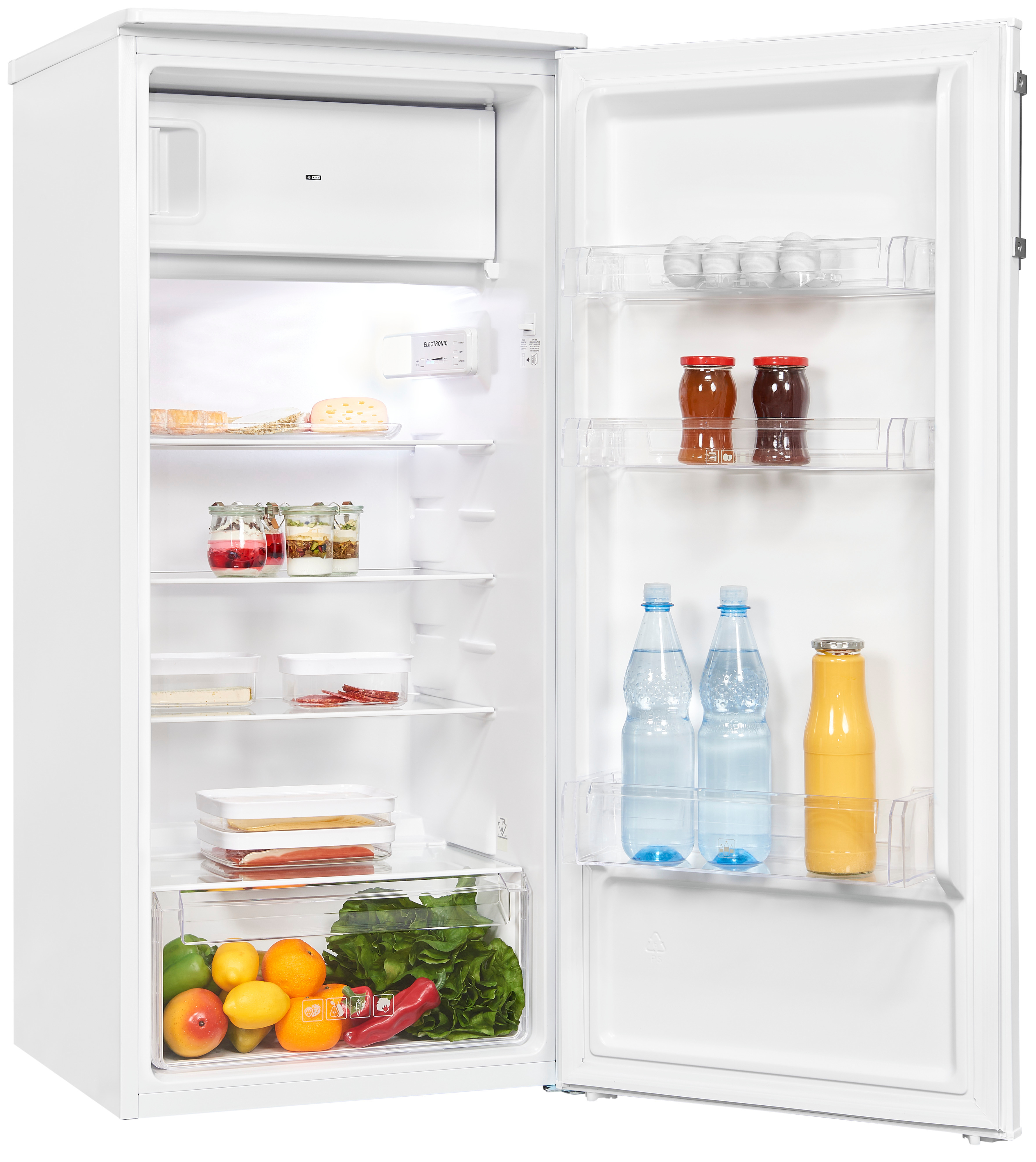 Ein weißer Kühlschrank ist geöffnet. Im Inneren befinden sich verschiedene Lebensmittel wie Obst, Gemüse, Eier, Gläser und Getränkeflaschen.