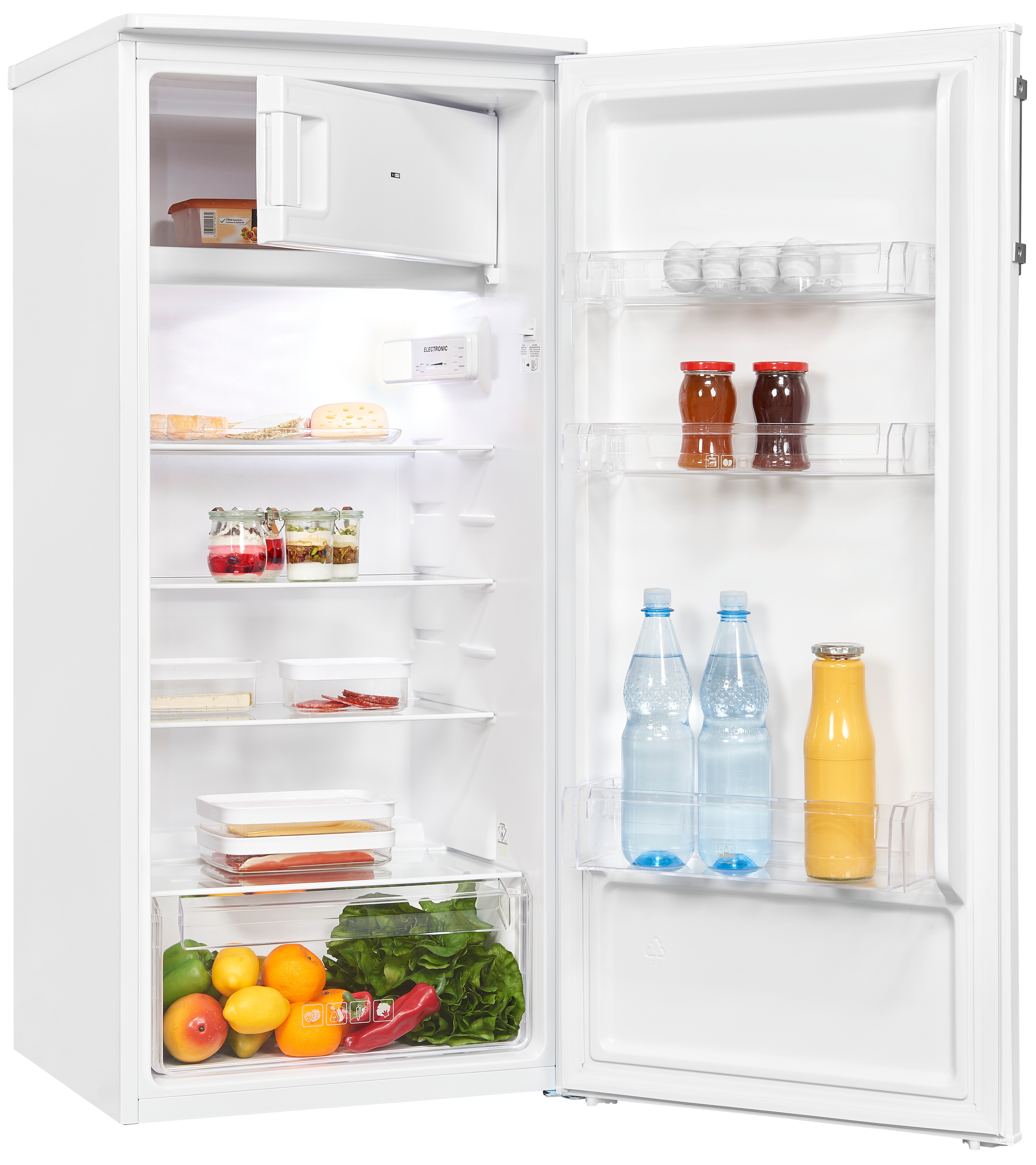 Ein offener weißer Kühlschrank mit Lebensmitteln: Obst, Gemüse, Gläser, Flaschen und Käse. Gefrierfachtür ist offen.