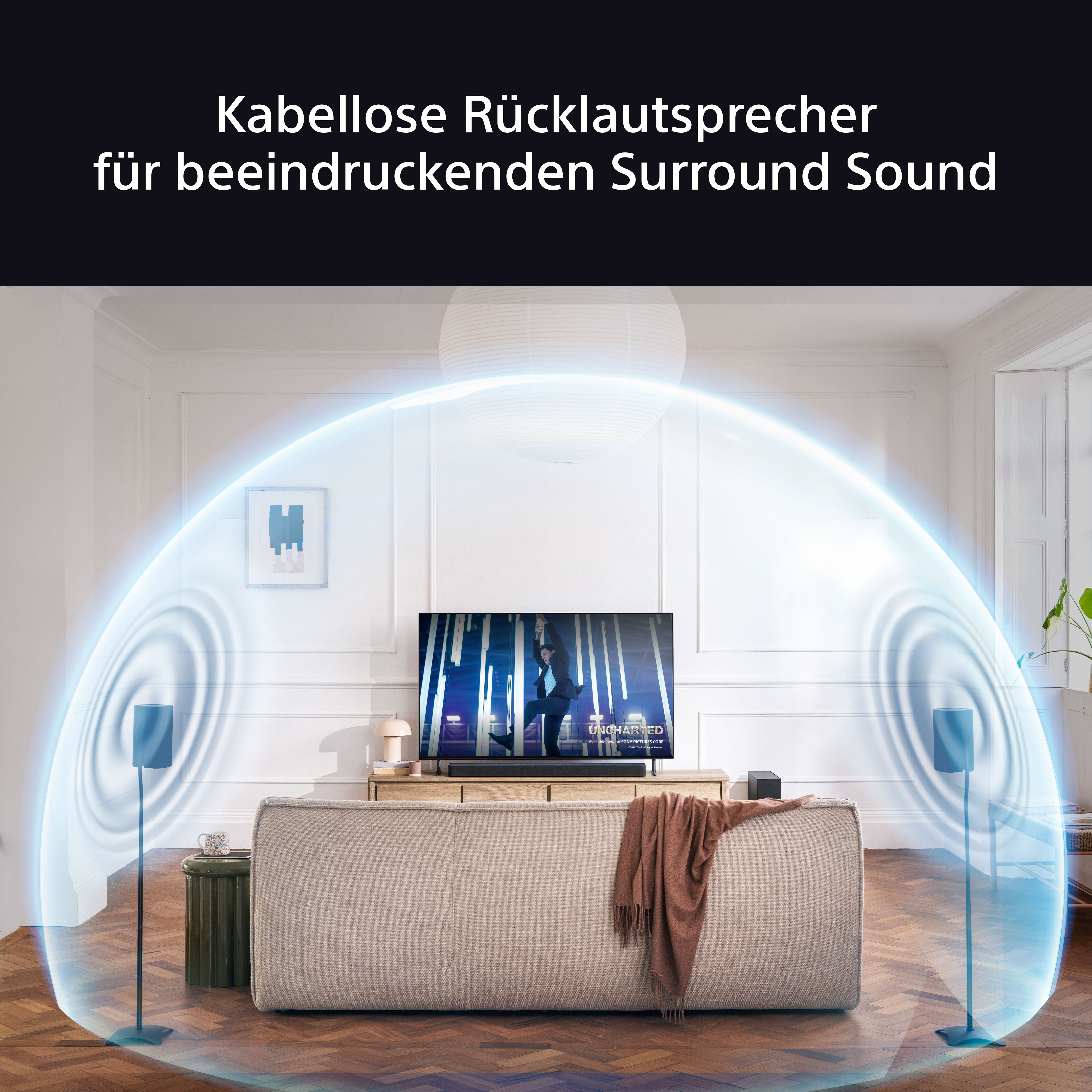 Wohnzimmer mit Fernseher, Lautsprechern und Couch. Blaue Schallwellen sind dargestellt. Text: Kabellose Rücklautsprecher für beeindruckenden Surround Sound.