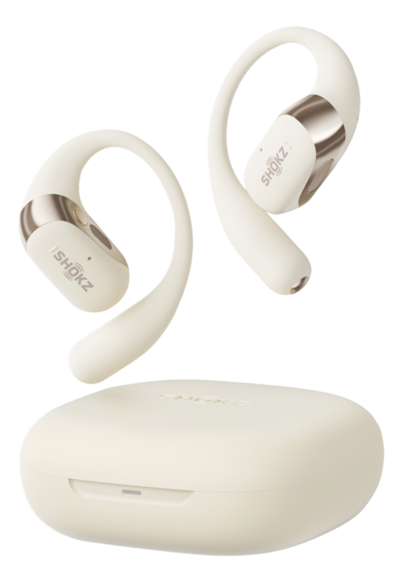 Écouteurs et étui de chargement Shokz blanc cassé. Deux écouteurs avec des accents argentés et l'étui en dessous. Isolé sur fond noir.