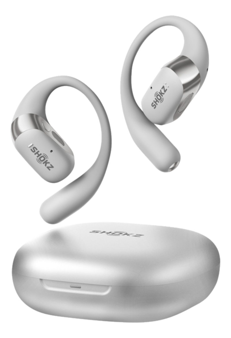 Écouteurs Shokz blancs et étui de chargement. Deux écouteurs sont affichés, un au-dessus de l'étui et un à gauche.