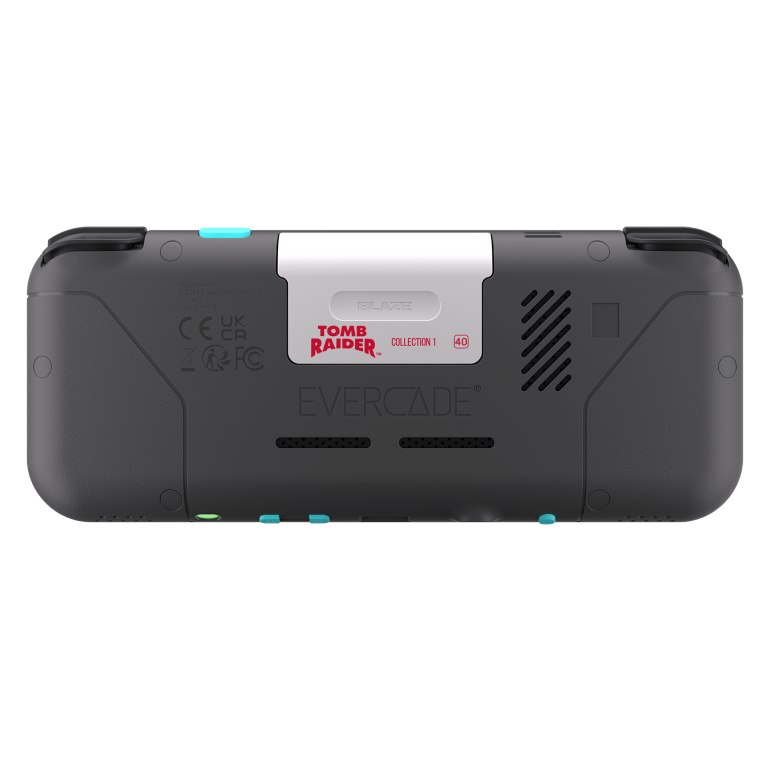 Widok z tyłu konsoli przenośnej Evercade Blaze, czarno-szarej z niebieskimi akcentami, naklejka Tomb Raider Collection 1.