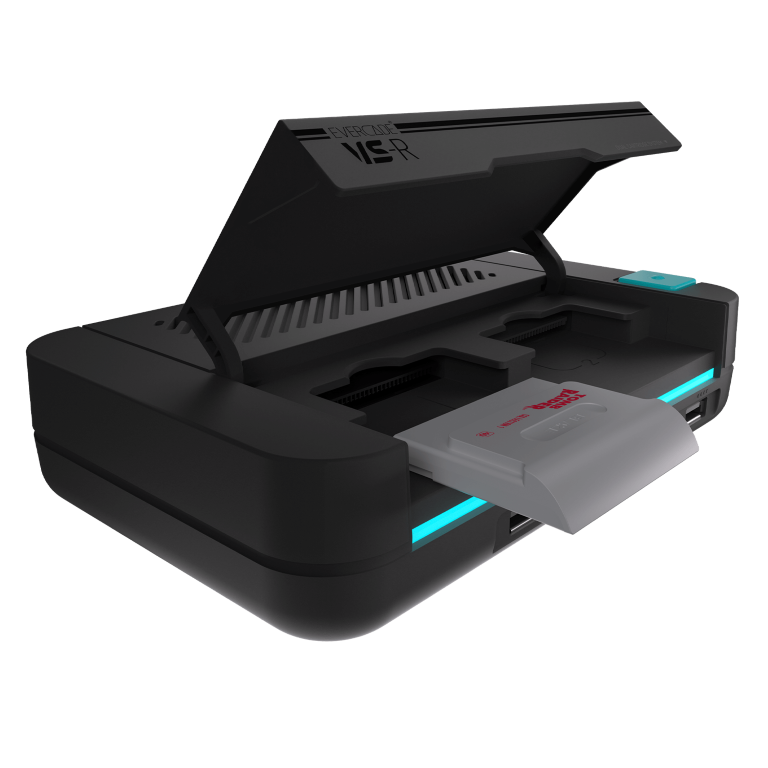 Czarna konsola Evercade VS-R z otwartą górą, włożonym wkładem do gier i niebieskim światłem. Konsola jest na czarnym tle.