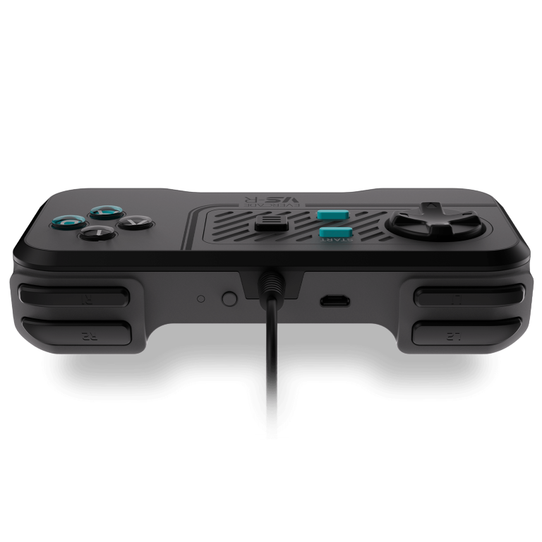 Czarno-szara konsola do gier Evercade VS-R. Posiada przyciski, d-pad i port USB-C. Podłączony jest kabel.