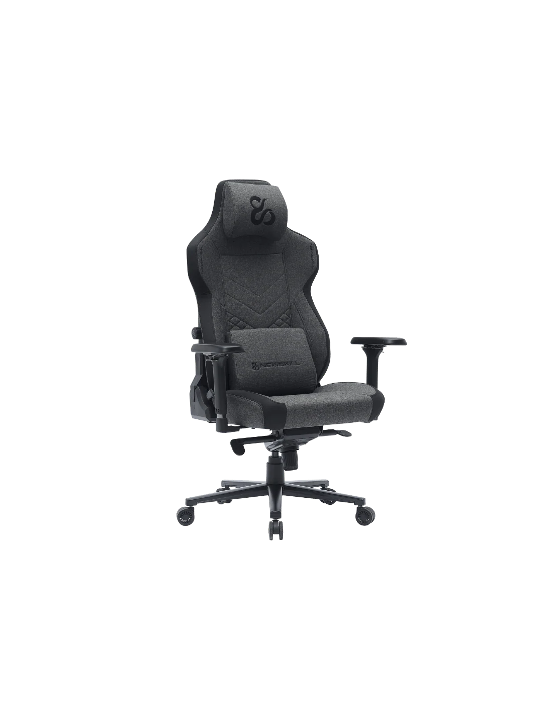 Una silla gamer gris con reposacabezas y reposabrazos. La silla tiene un logo en el reposacabezas y un cojín lumbar.