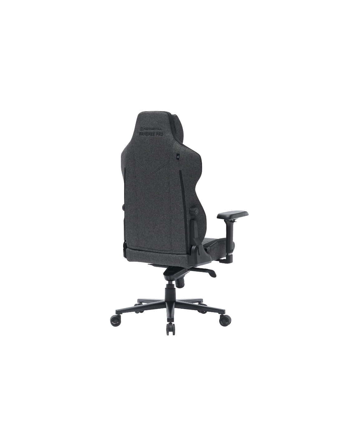 Una silla gamer gris, 'Banshee Pro' es visible en el respaldo. La silla tiene reposabrazos y una base de cinco estrellas con ruedas.