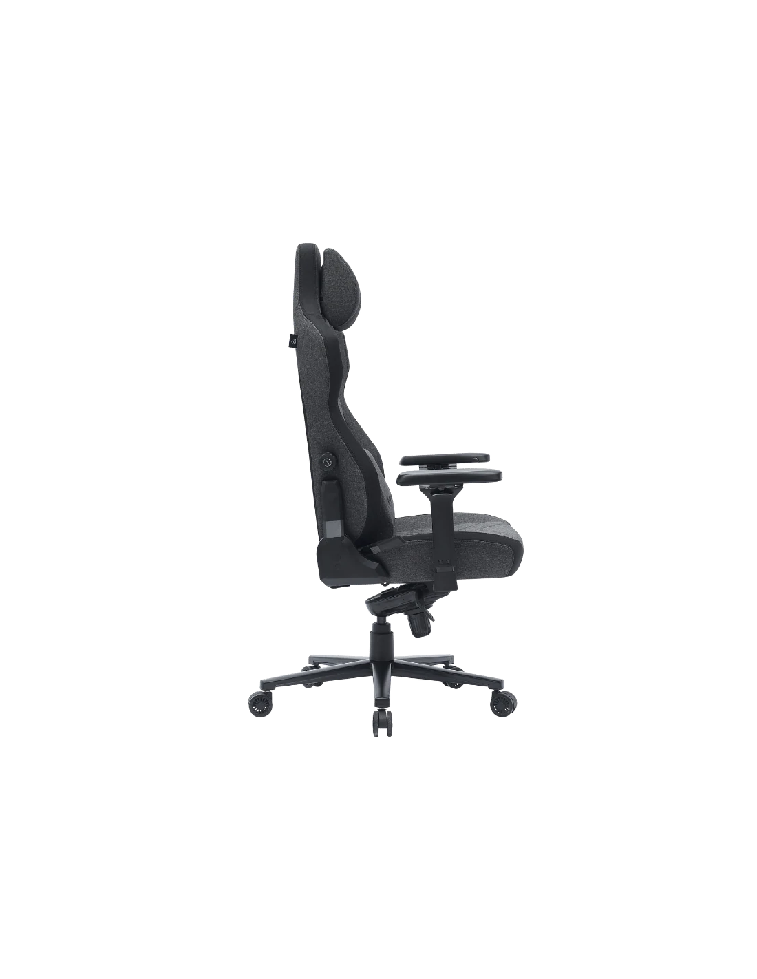 Una silla gamer gris se muestra de perfil sobre un fondo blanco. Tiene reposabrazos, respaldo alto y base de cinco puntas.