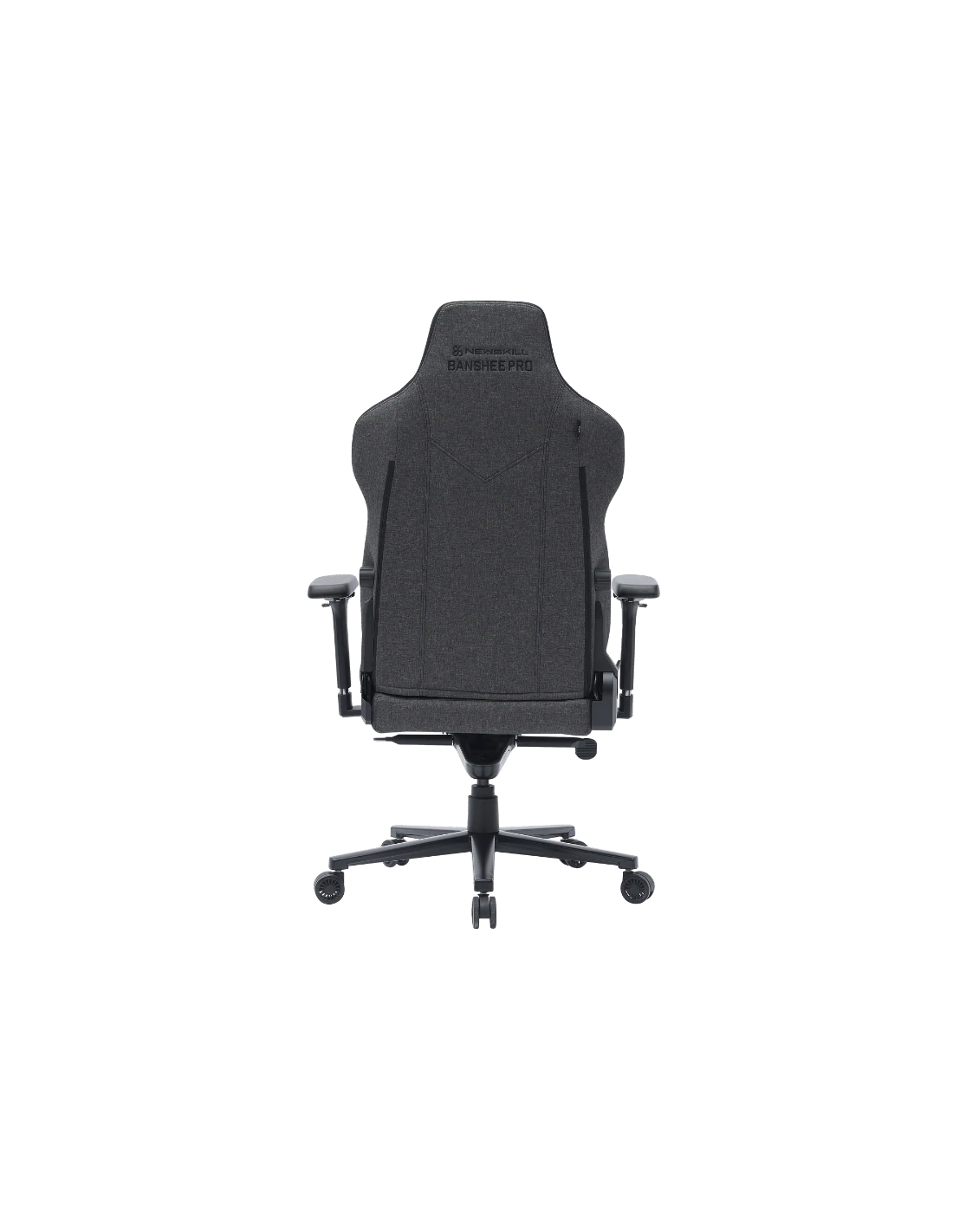 Una silla gamer gris y negra, vista desde atrás. La silla tiene un respaldo alto con un logotipo. Se apoya en una base de cinco estrellas.