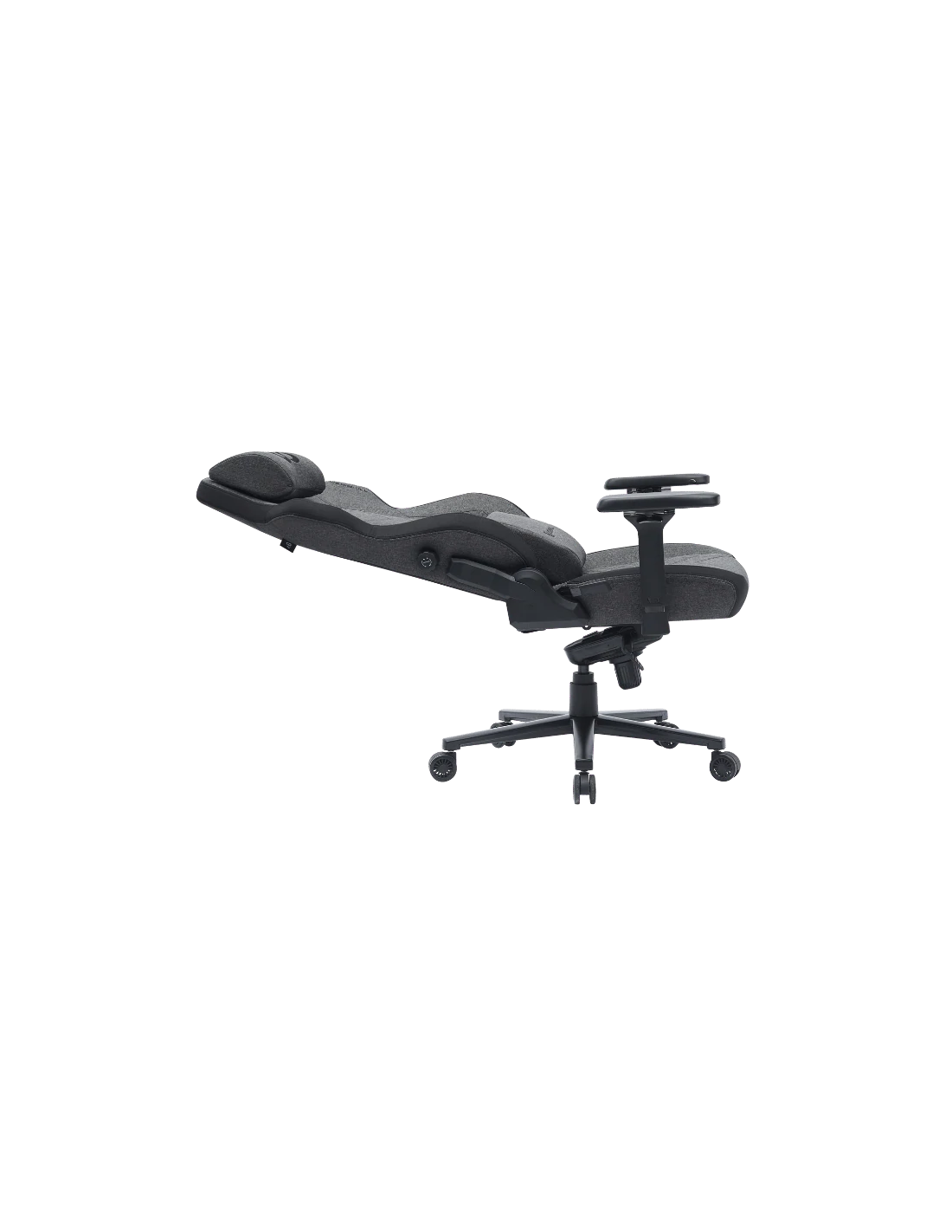 Una silla gaming ergonómica negra con respaldo curvo, reposabrazos y base de cinco estrellas con ruedas.