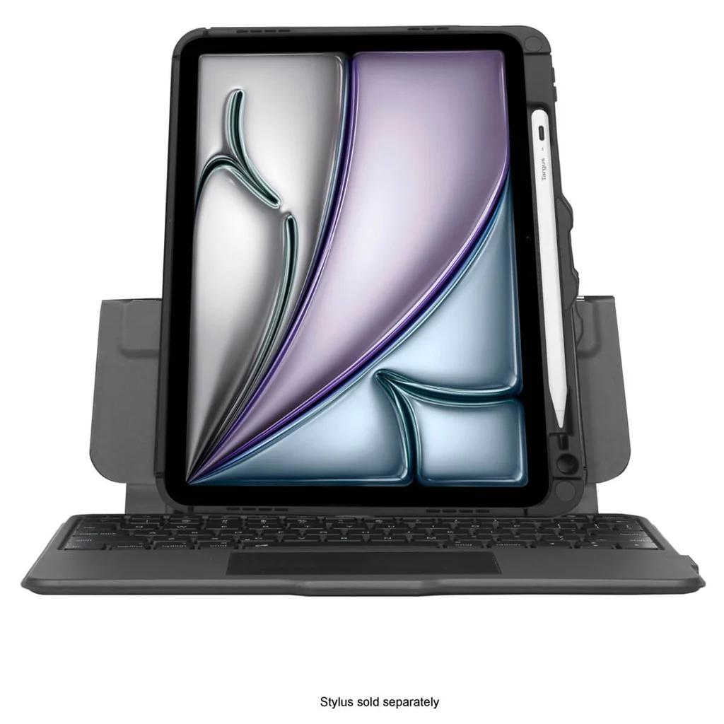 Tableta en una funda negra con teclado, lápiz y soporte. La pantalla tiene tonos de morado, plateado y azul.