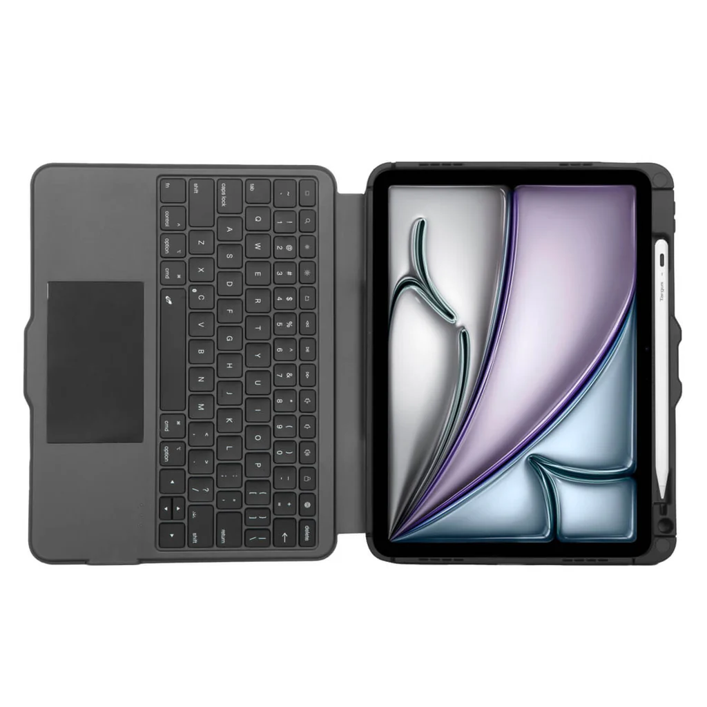 Una funda de tableta gris abierta con teclado y una tableta con lápiz. La pantalla de la tableta muestra un diseño plateado y morado.
