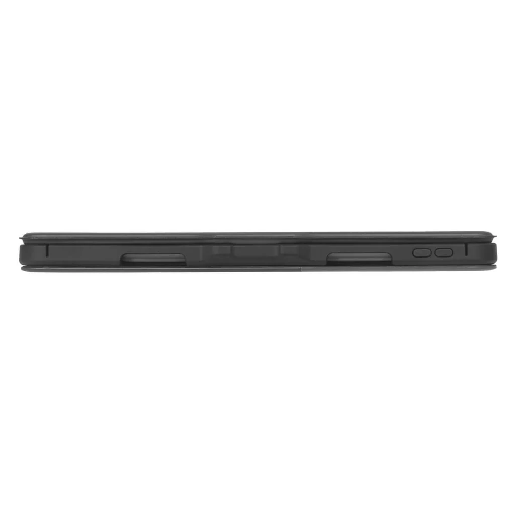 Un dispositivo negro y rectangular, posiblemente una tableta o un teléfono, visto de lado. Está sobre un fondo blanco.