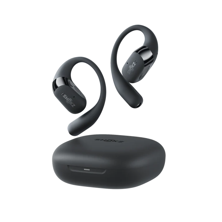 Auriculares Shokz negros y estuche de carga. Dos auriculares con ganchos para las orejas encima del estuche. La marca es visible.