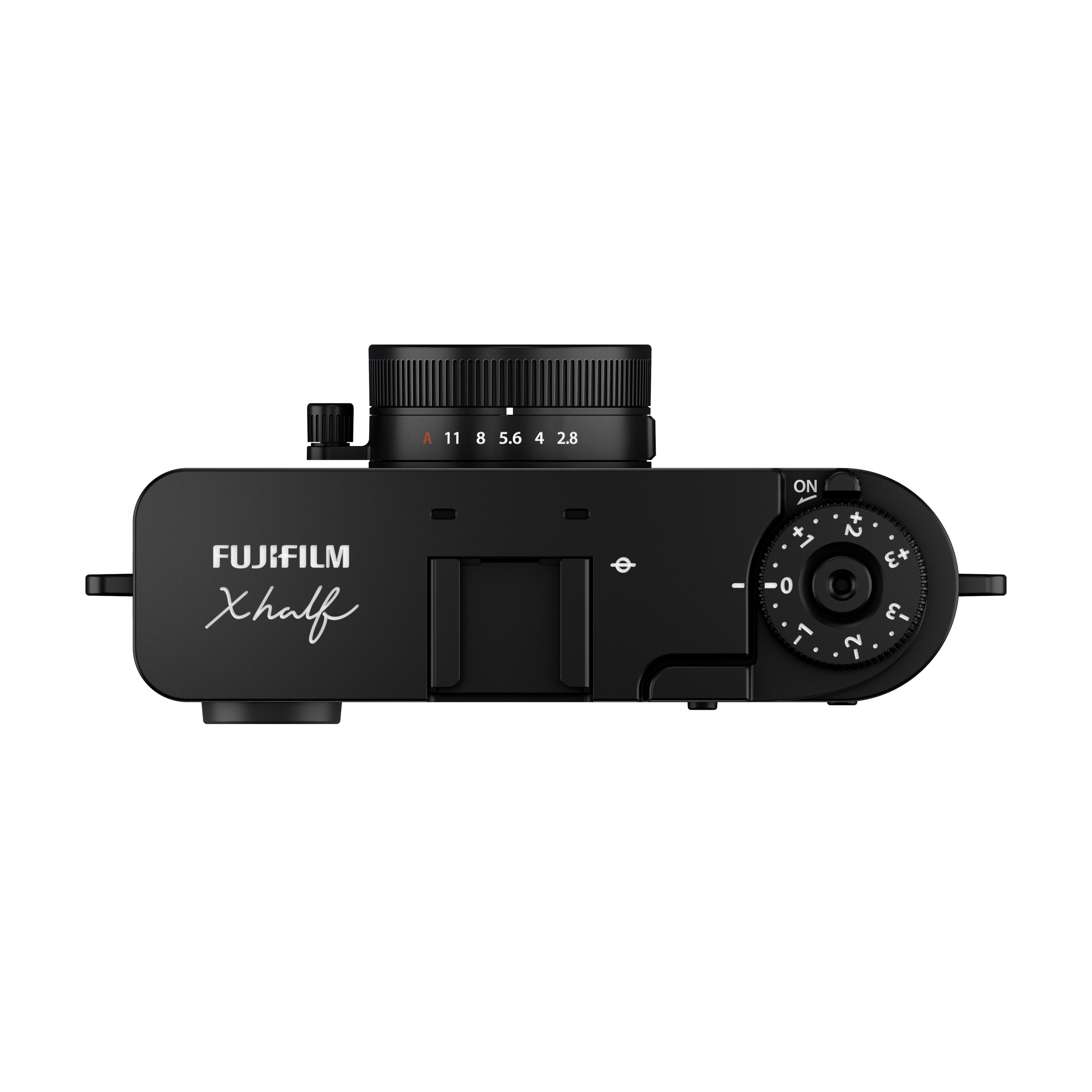 Draufsicht auf eine schwarze Fujifilm Xhalf Kamera. Sie hat Knöpfe, ein Objektiv und das Fujifilm-Logo.