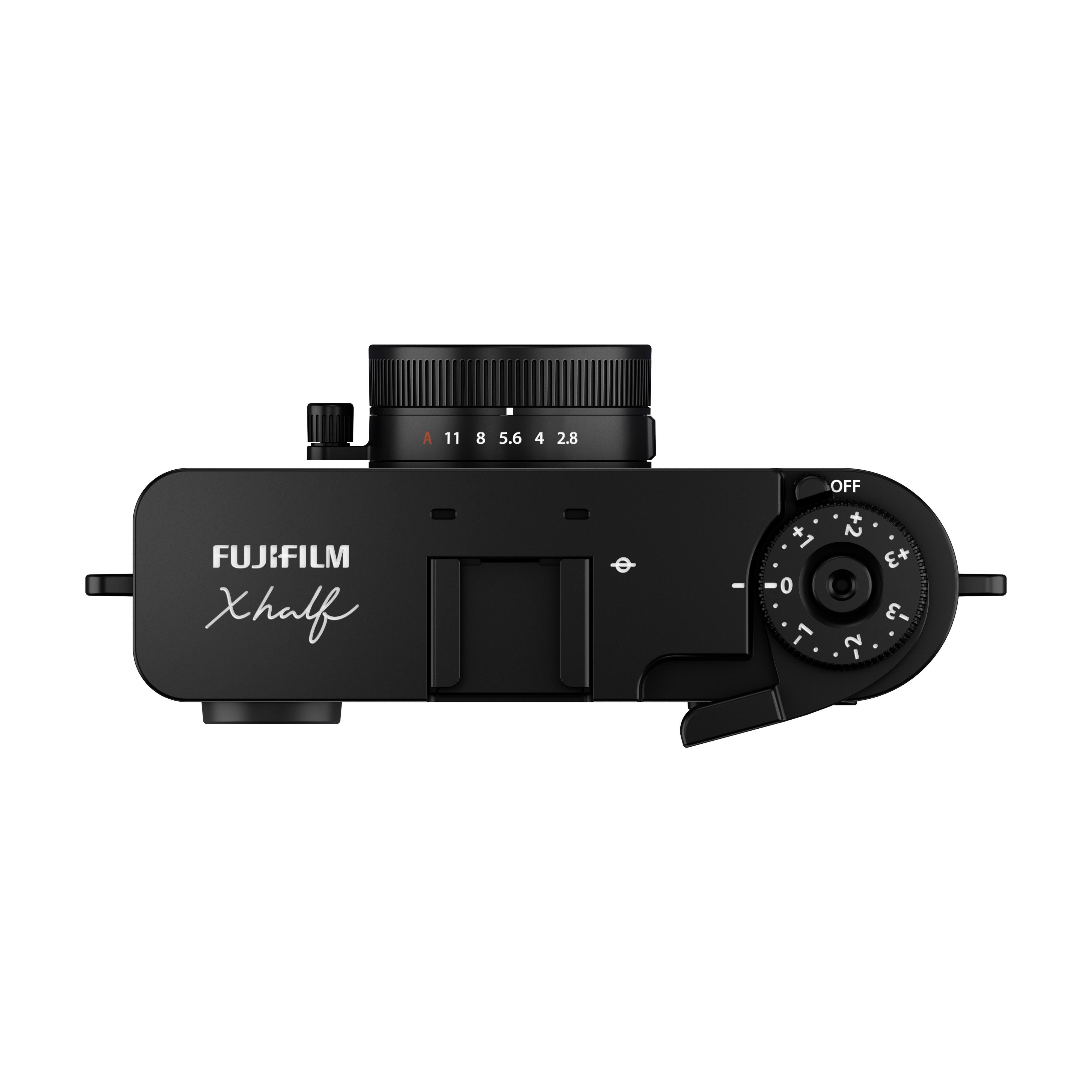 Schwarze Fujifilm Xhalf Kamera, Draufsicht. Merkmale: Einstellräder, Objektiv mit Blendeneinstellungen, Markenname.