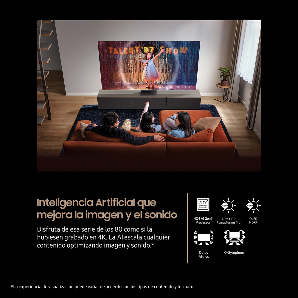 Una familia ve la televisión con un Talent Show. El televisor está en un soporte. La familia está en un sofá marrón. El texto describe la mejora de imagen AI.
