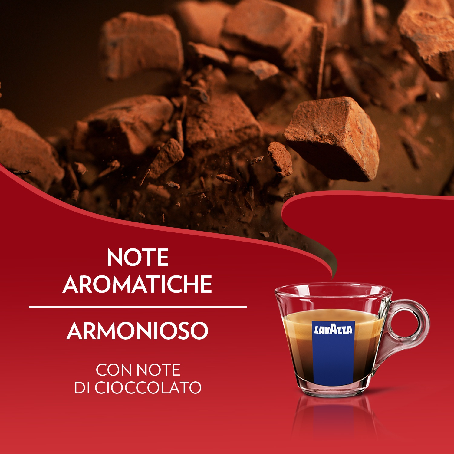 Una tazza di vetro di espresso con logo Lavazza, pezzi di cioccolato sullo sfondo su sfondo rosso.