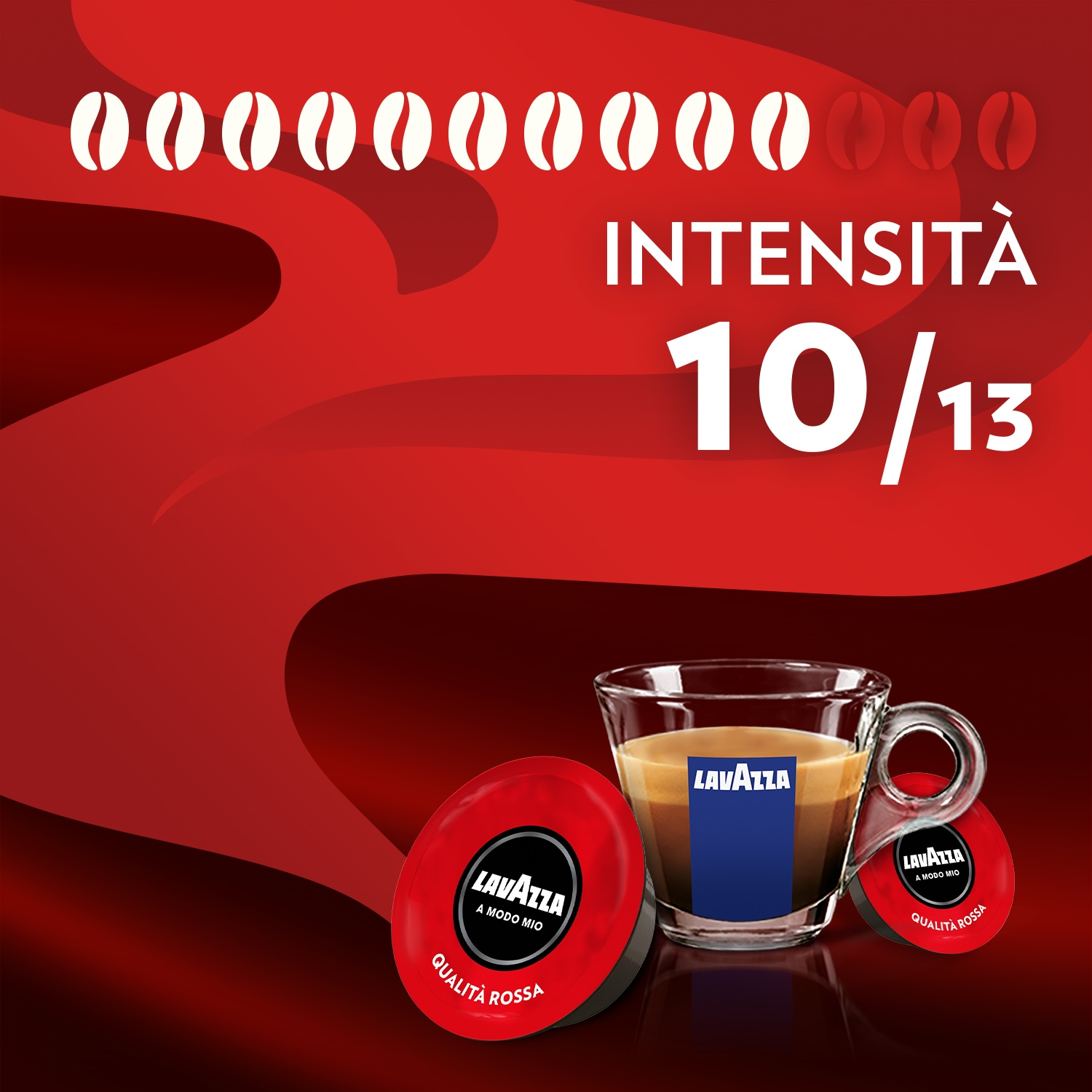 L'immagine presenta capsule di caffè, una tazza di caffè e testo che indica il livello di intensità 10/13, il tutto su sfondo rosso.