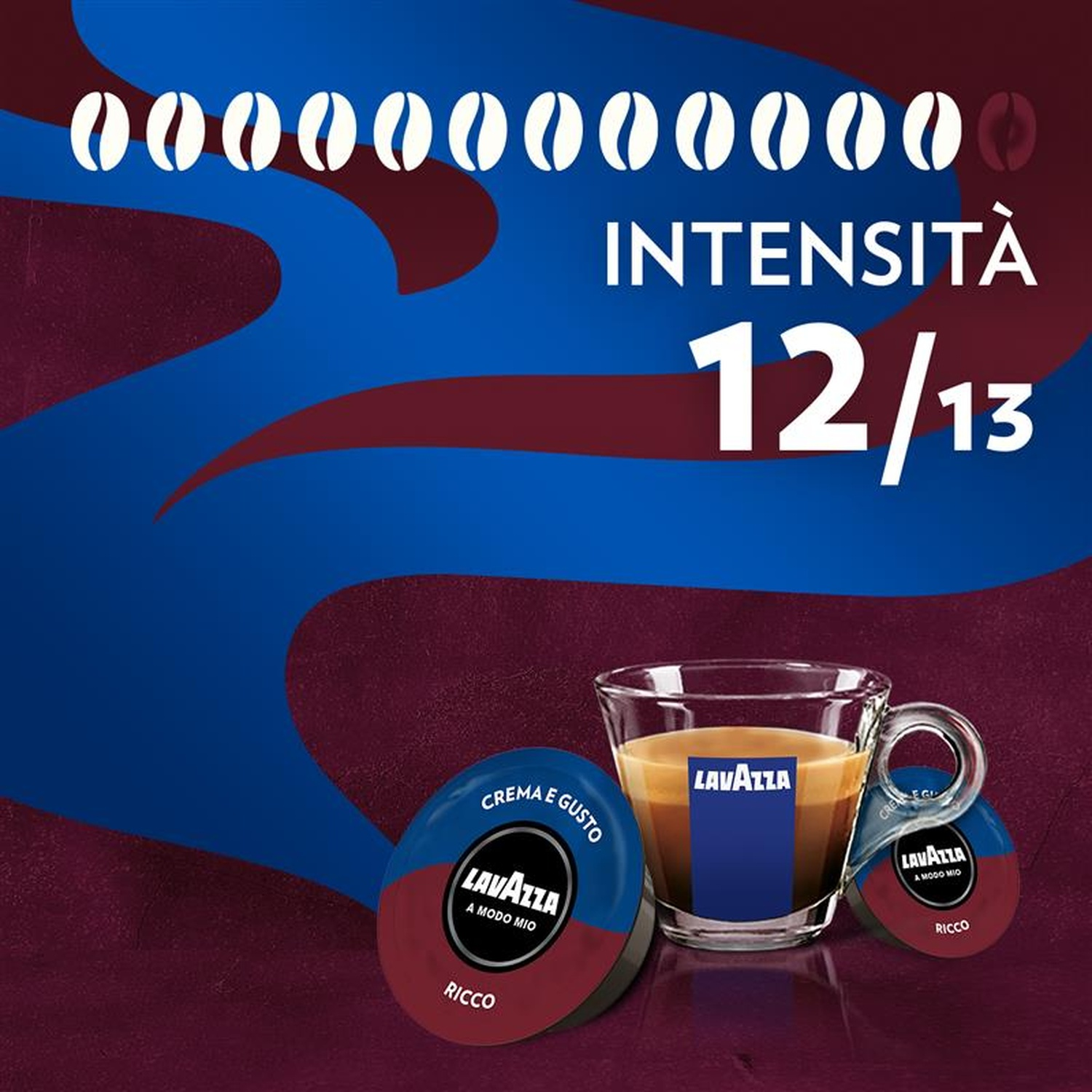 Pubblicità di caffè con prodotti Lavazza. Un bicchiere di caffè, due capsule e il testo 'Intensità 12/13'. Lo sfondo è blu e rosso.