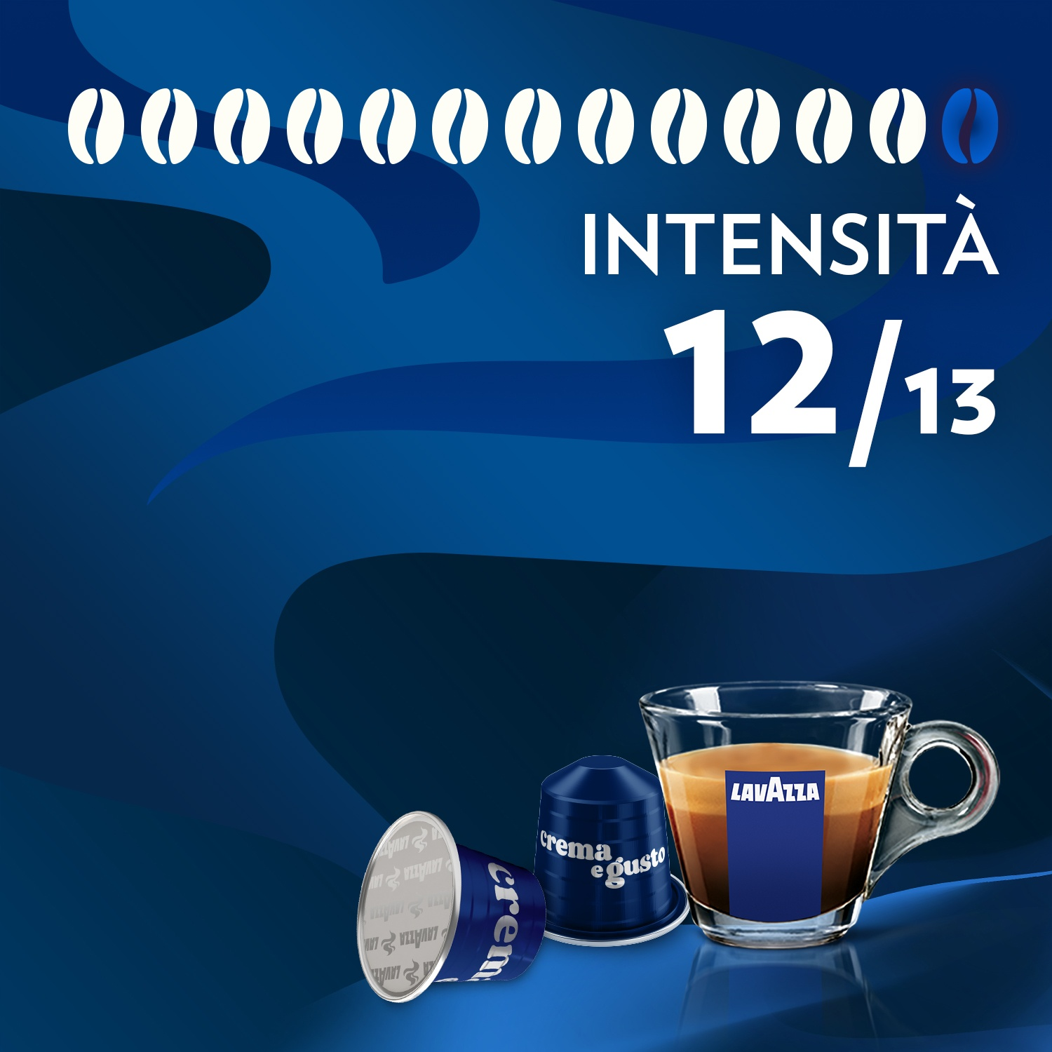 L'immagine mostra caffè Lavazza. Sono presenti chicchi di caffè e una tazza di caffè. L'intensità del caffè è 12/13. Sono presenti anche capsule.