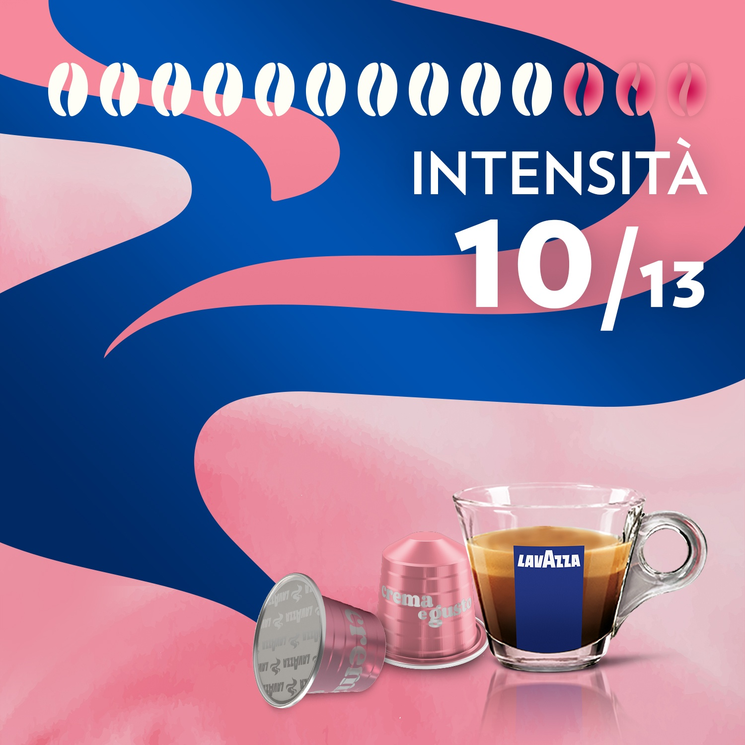 L'immagine mostra una tazza di caffè, capsule e testo su sfondo rosa e blu. L'intensità del caffè è 10/13. Il logo Lavazza è visibile.