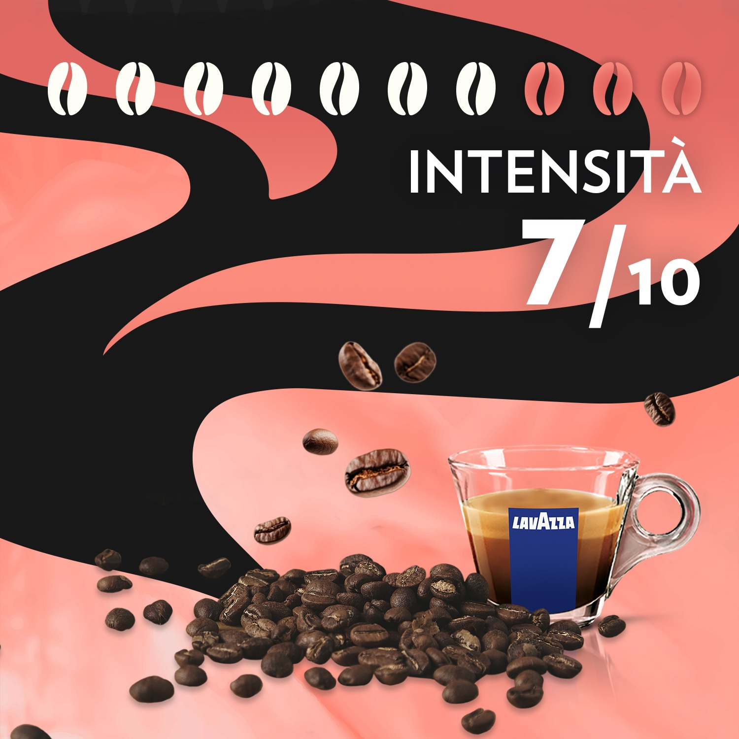L'immagine presenta chicchi di caffè, una tazza di caffè con il logo Lavazza e una valutazione di intensità di 7/10 su sfondo rosa e nero.
