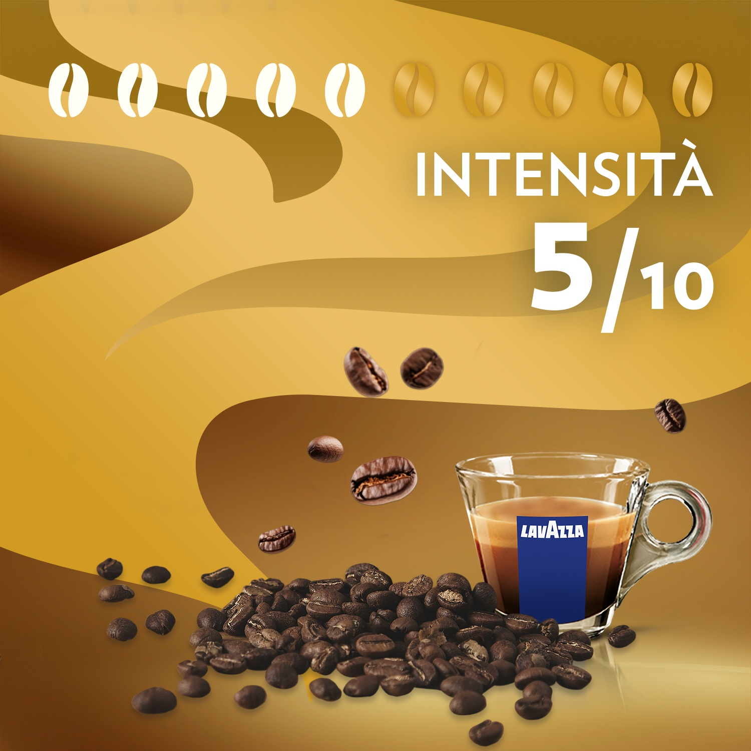 Tazza di caffè con logo Lavazza, chicchi di caffè, intensità 5/10. Chicchi di caffè bianchi in alto, su sfondo marrone.