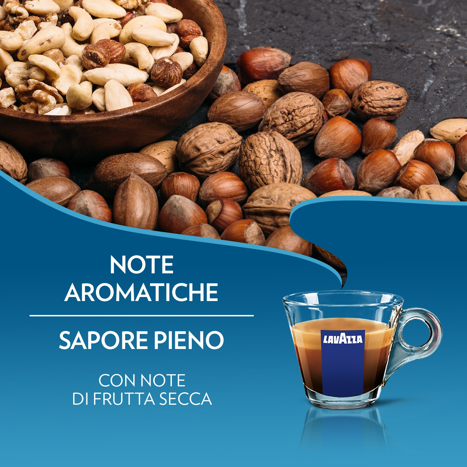 Una ciotola di legno con frutta secca mista. Sono visibili noci, nocciole e anacardi. Una tazza di caffè con il logo Lavazza.