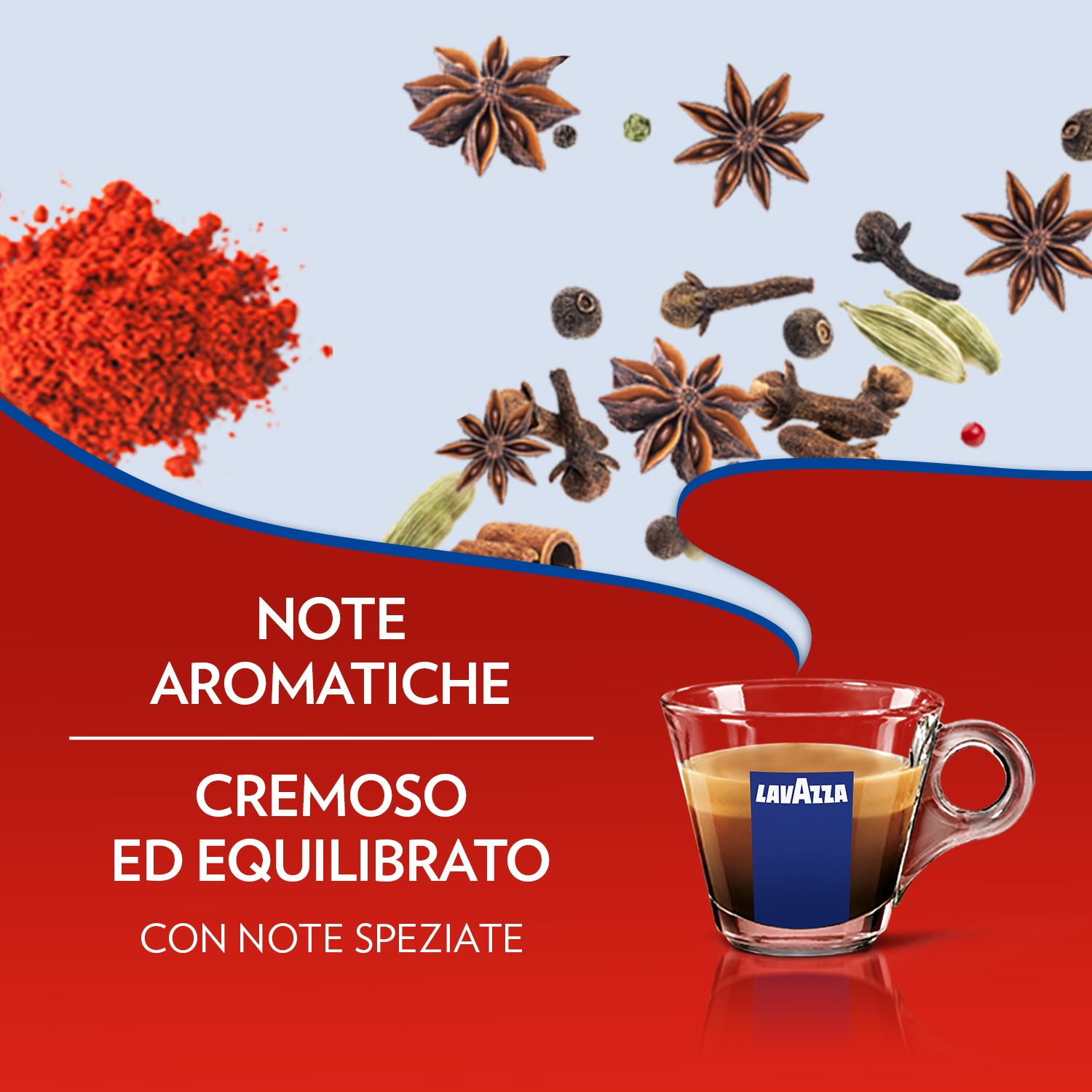 Caffè in tazza di vetro con logo Lavazza, circondato da spezie come anice stellato, chiodi di garofano e cardamomo, su sfondo rosso.