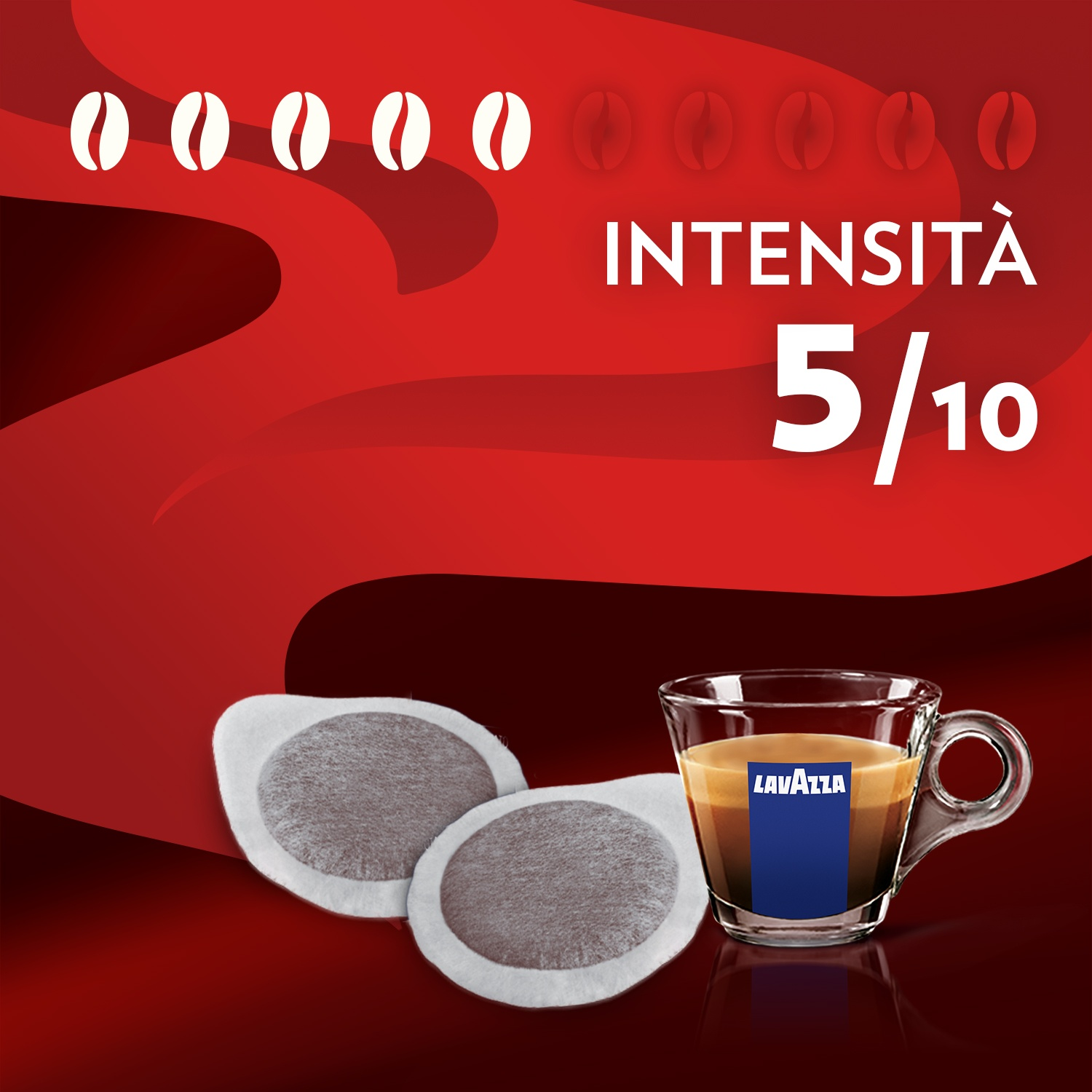 L'immagine mostra cialde di caffè, una tazza di caffè con il logo Lavazza e il livello di intensità 5/10 su sfondo rosso.