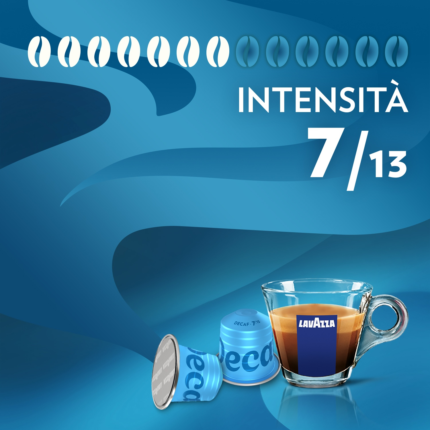 L'immagine mostra capsule di caffè e una tazza con caffè. Il testo recita 'INTENSITÀ 7/13'. Lo sfondo è blu.