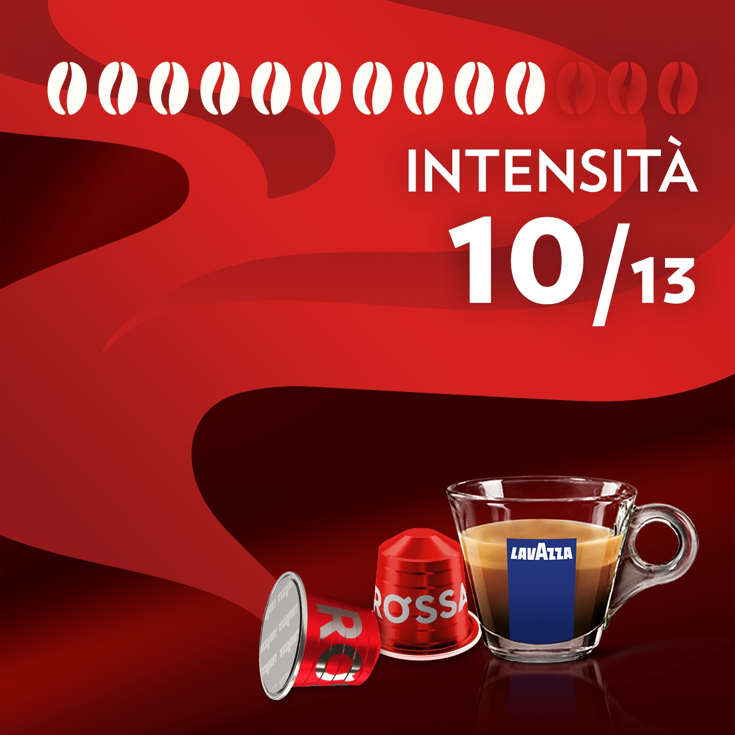Tema caffè Lavazza rosso. Chicchi di caffè, capsule rosse, tazza di vetro con caffè, intensità 10/13 su sfondo rosso.