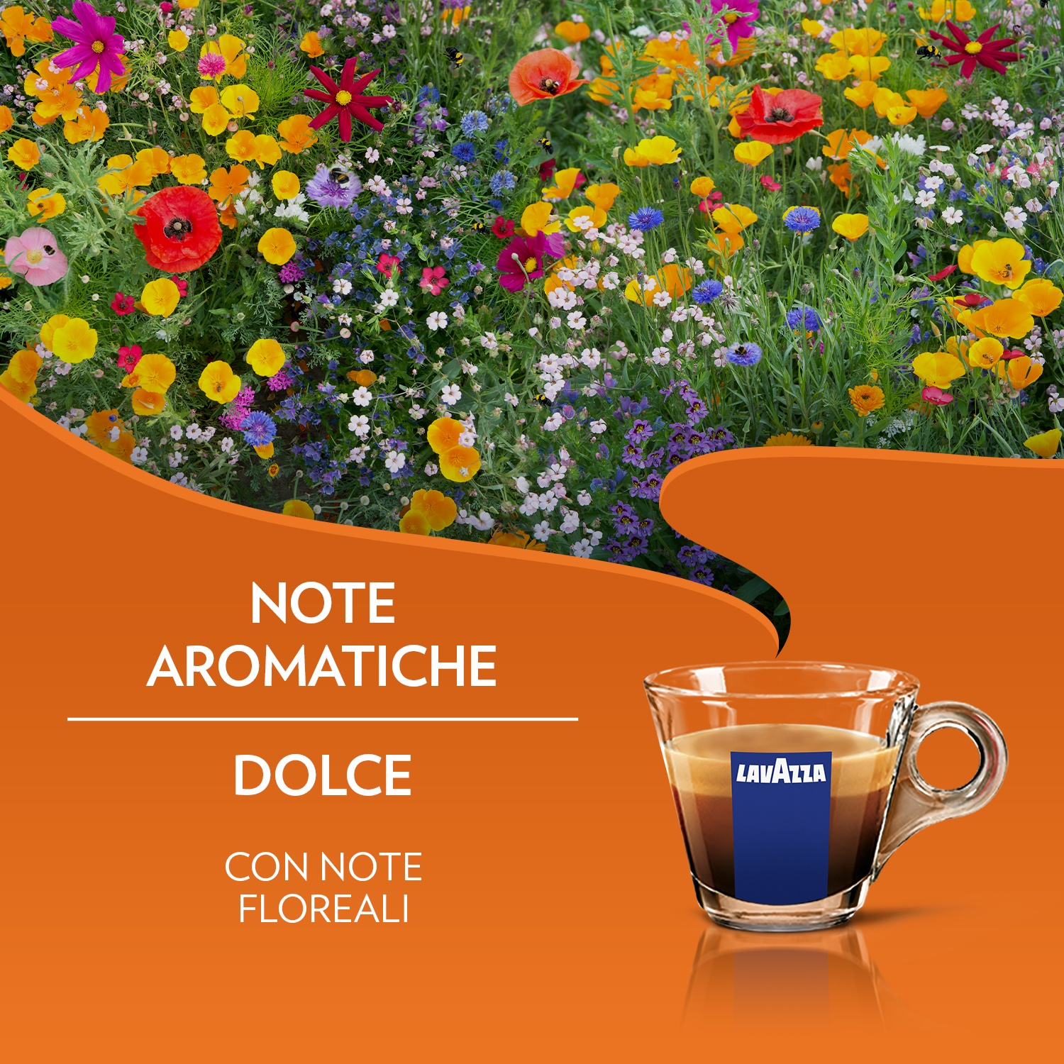 Un campo di fiori selvatici colorati, tra cui papaveri rossi e fiori gialli. In primo piano, una tazza di caffè Lavazza.