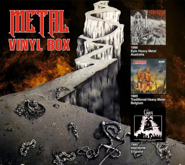 Ein Metal-Vinyl-Box-Art. Enthält Albumcover, einen eisigen Bergpfad und Schmuck auf einer grauen Oberfläche, mit Feuer im Hintergrund.