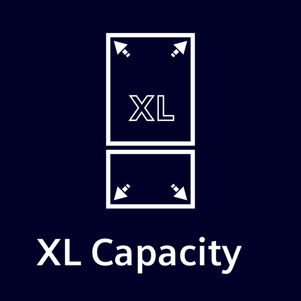 Koyu mavi arka planda beyaz XL Capacity yazısı. XL beyaz bir dikdörtgenin içinde. Oklar genişlemeyi gösteriyor.