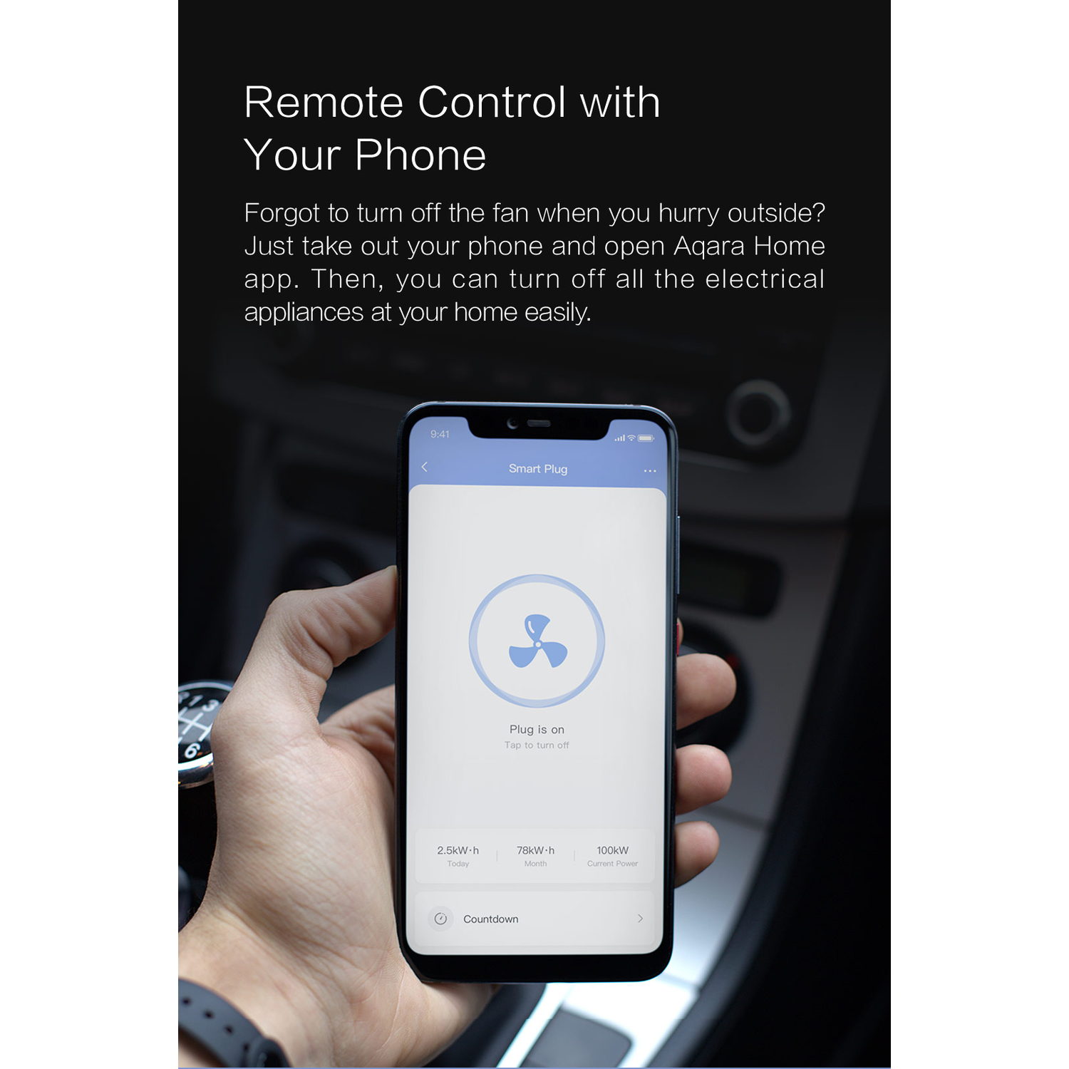 Een hand houdt een telefoon vast met een app-interface. Het scherm toont een slimme stekker met een ventilatorpictogram, dat aangeeft dat deze aan staat.