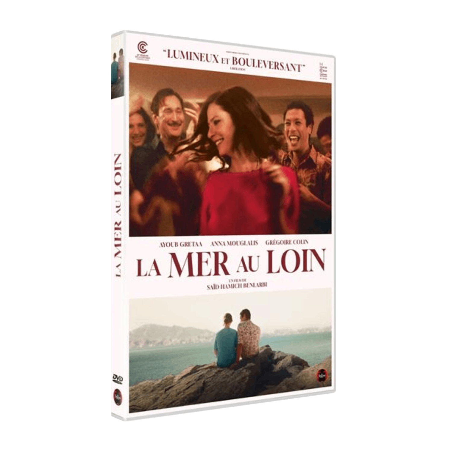 DVD-hoes. Titel: La Mer au Loin. Mensen dansen, twee mensen kijken naar de zee. Acteurs: Ayoub Gretaa, Anna Mouglalis, Grégoire Colin.