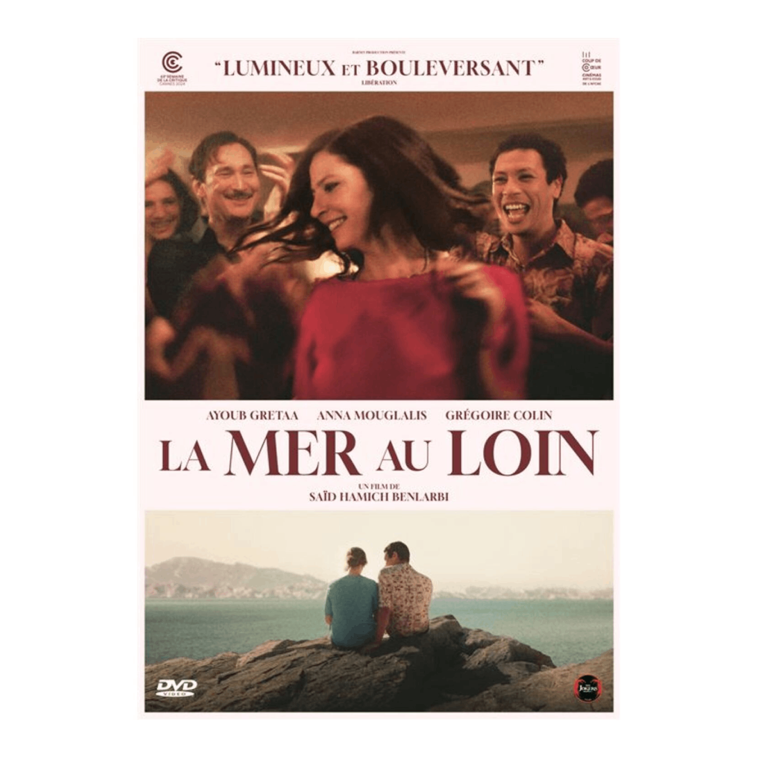 Filmposter. Boven: Mensen dansen. Onder: Titel 'La Mer au Loin'. Onder: Twee mensen kijken naar de zee.