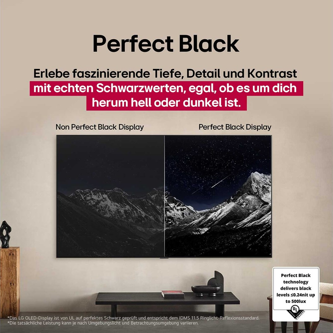 Werbung zeigt Vergleich zwischen nicht perfektem Schwarz und perfektem Schwarz. Perfekt zeigt Sternennacht.