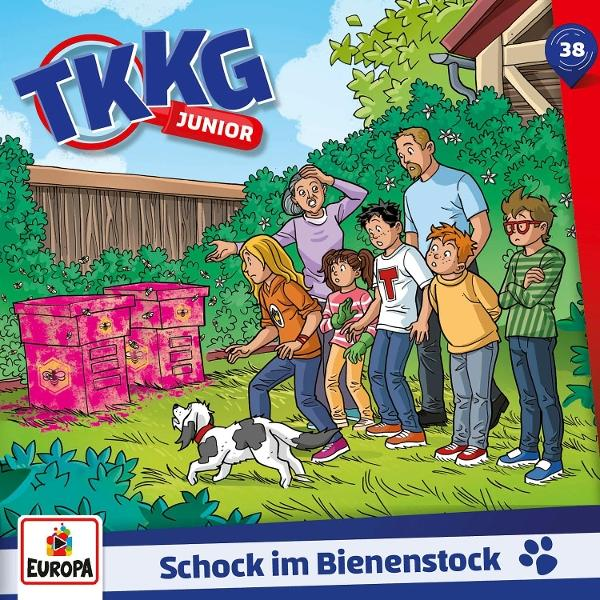 Illustration zeigt eine Gruppe von Kindern und Erwachsenen in der Nähe von Bienenstöcken. Ein Hund rennt im Vordergrund. Titel: Schock im Bienenstock.