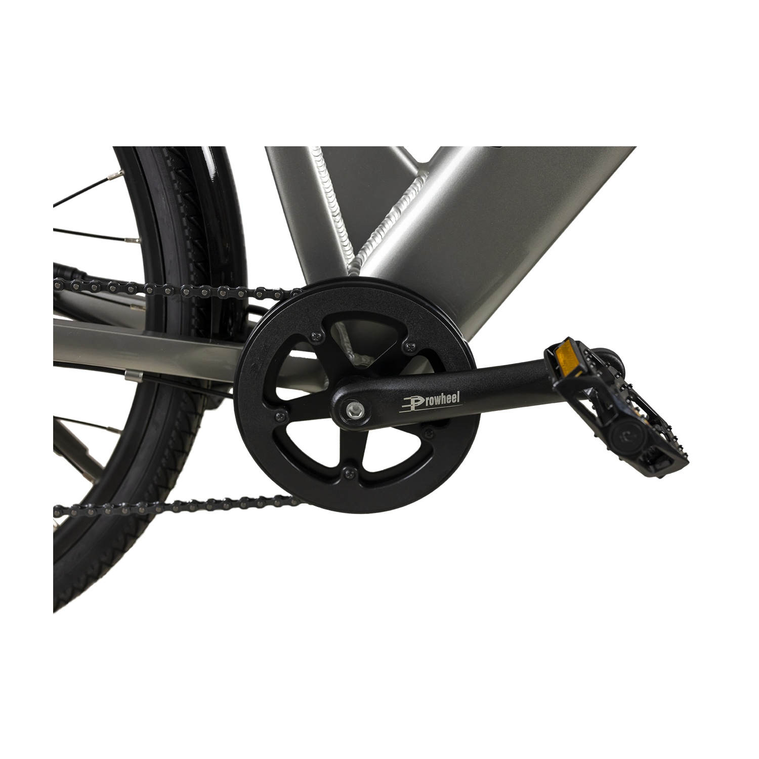 Primo piano della guarnitura e del pedale di una bicicletta. Sono visibili la catena, l'ingranaggio nero e il telaio.