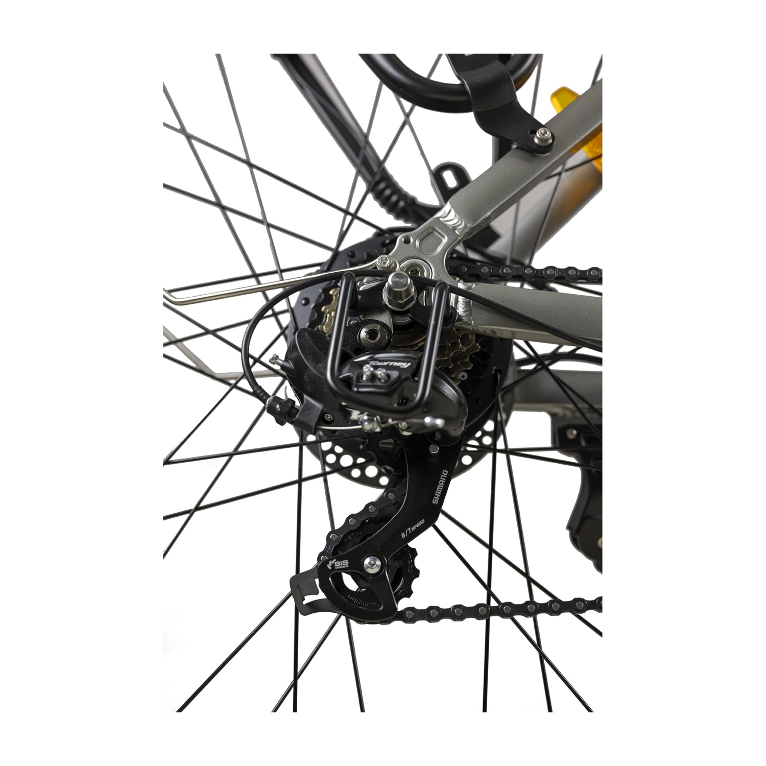 Primo piano della ruota posteriore di una bicicletta. Sono visibili ingranaggi, catena e deragliatore. Lo sfondo è bianco.