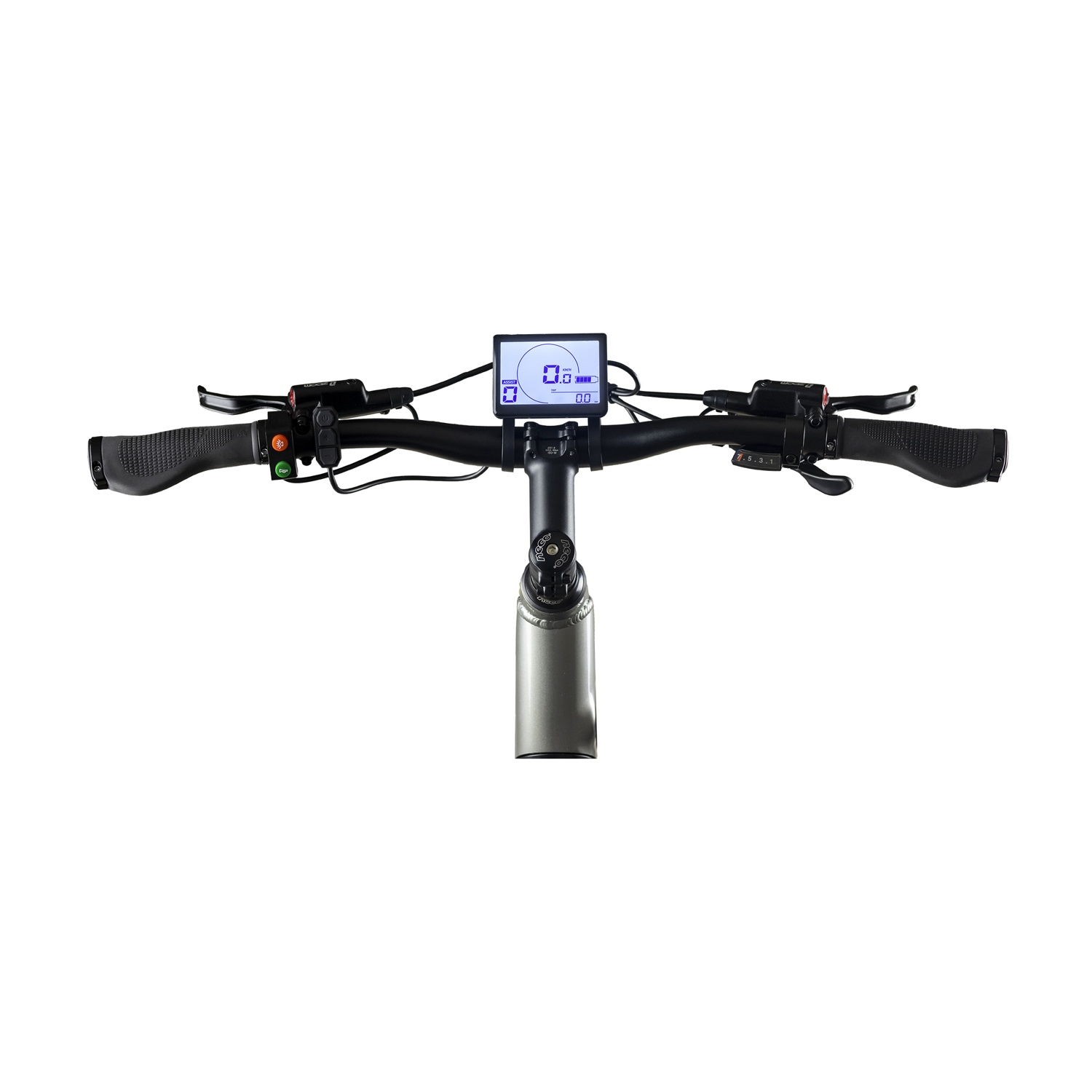 Manubrio e-bike. Il display mostra velocità e batteria. Impugnature, leve e pulsanti neri. Telaio argentato. Sfondo bianco.